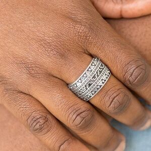 Paparazzi Vintage Ring ~ Textile Triumph - Silver